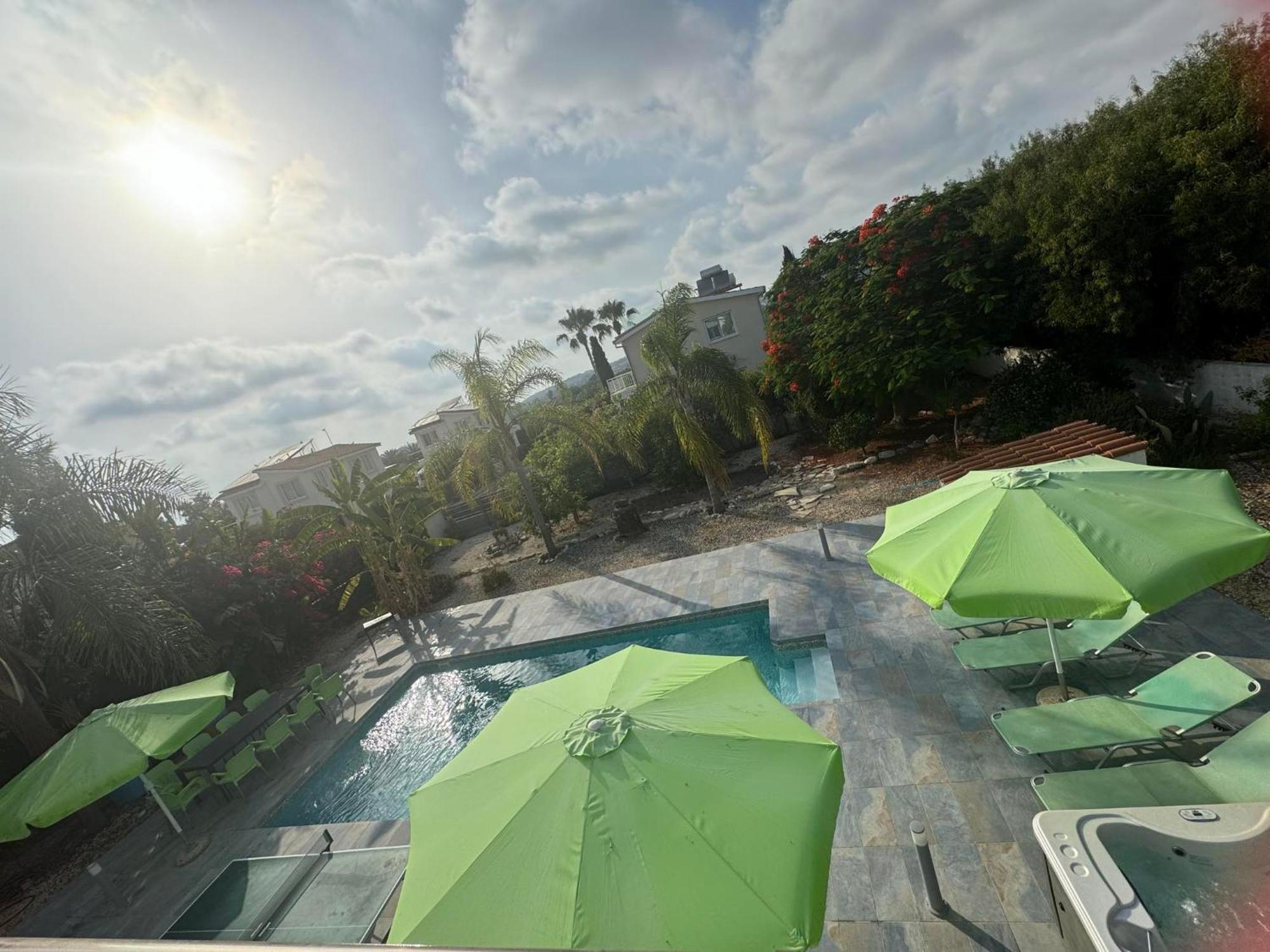 Villa Coralia Gardens 1Km From Coral Bay Beach Exterior foto
